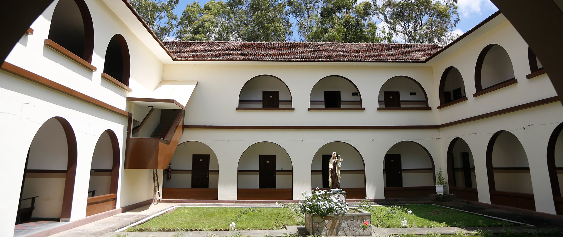 Interior do convento dos frades carmelitas em Camocim de São Félix, no Agreste de Pernambuco, inaugurado em 1953
