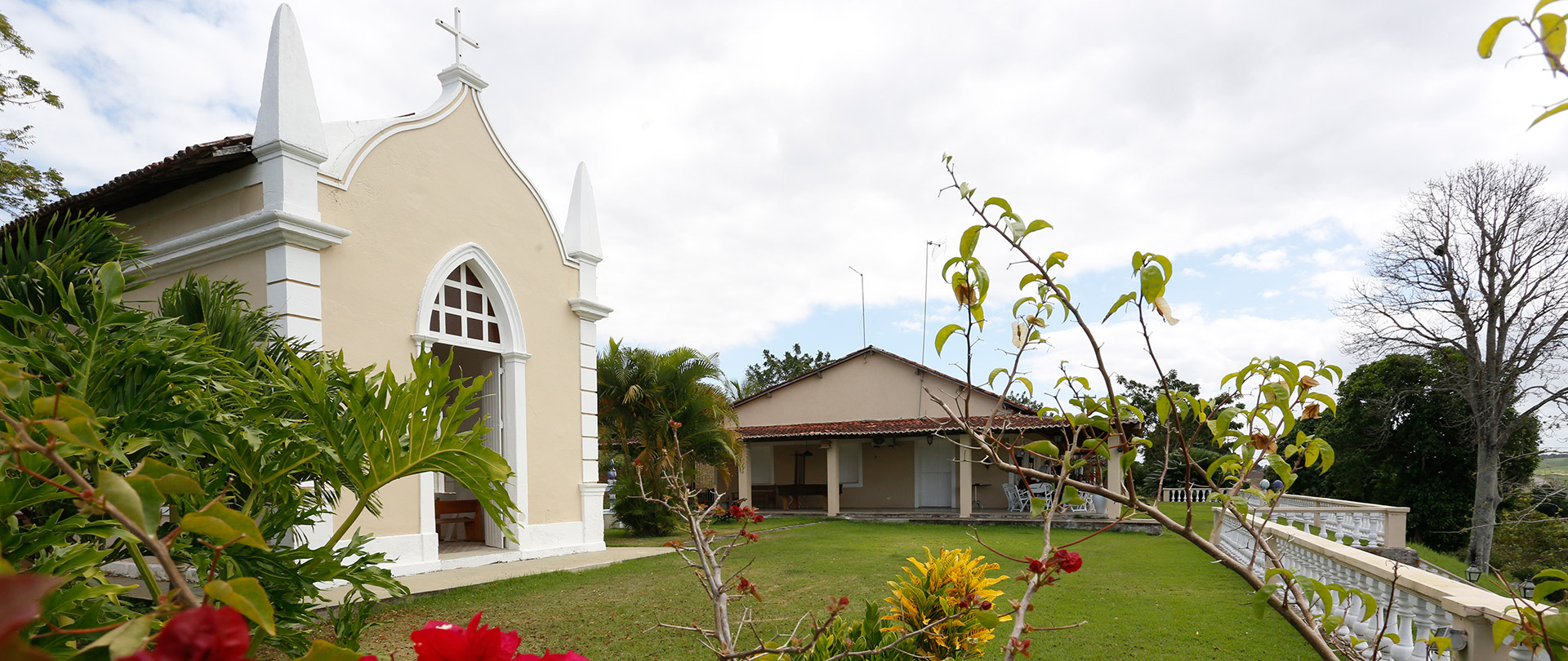Capela de São Bernardo ao lado do casarão do engenho, na Zona da Mata Norte de Pernambuco

